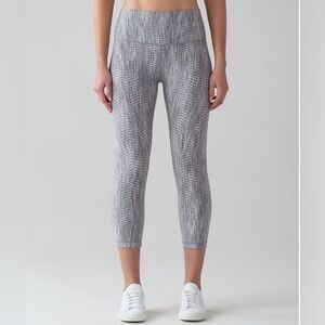Lululemon Wunder Under Crop (Hi-Rise) *21"
Luon Arrow size 4 EUC